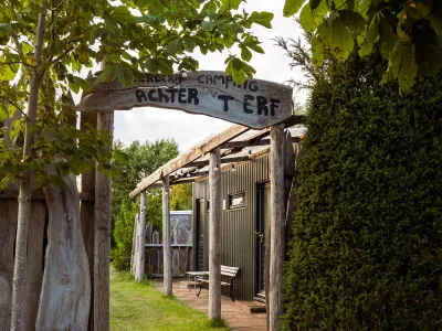 Poort naar de boerderijcamping